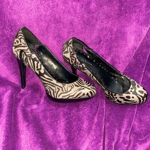 Black and grey calf skin pumps